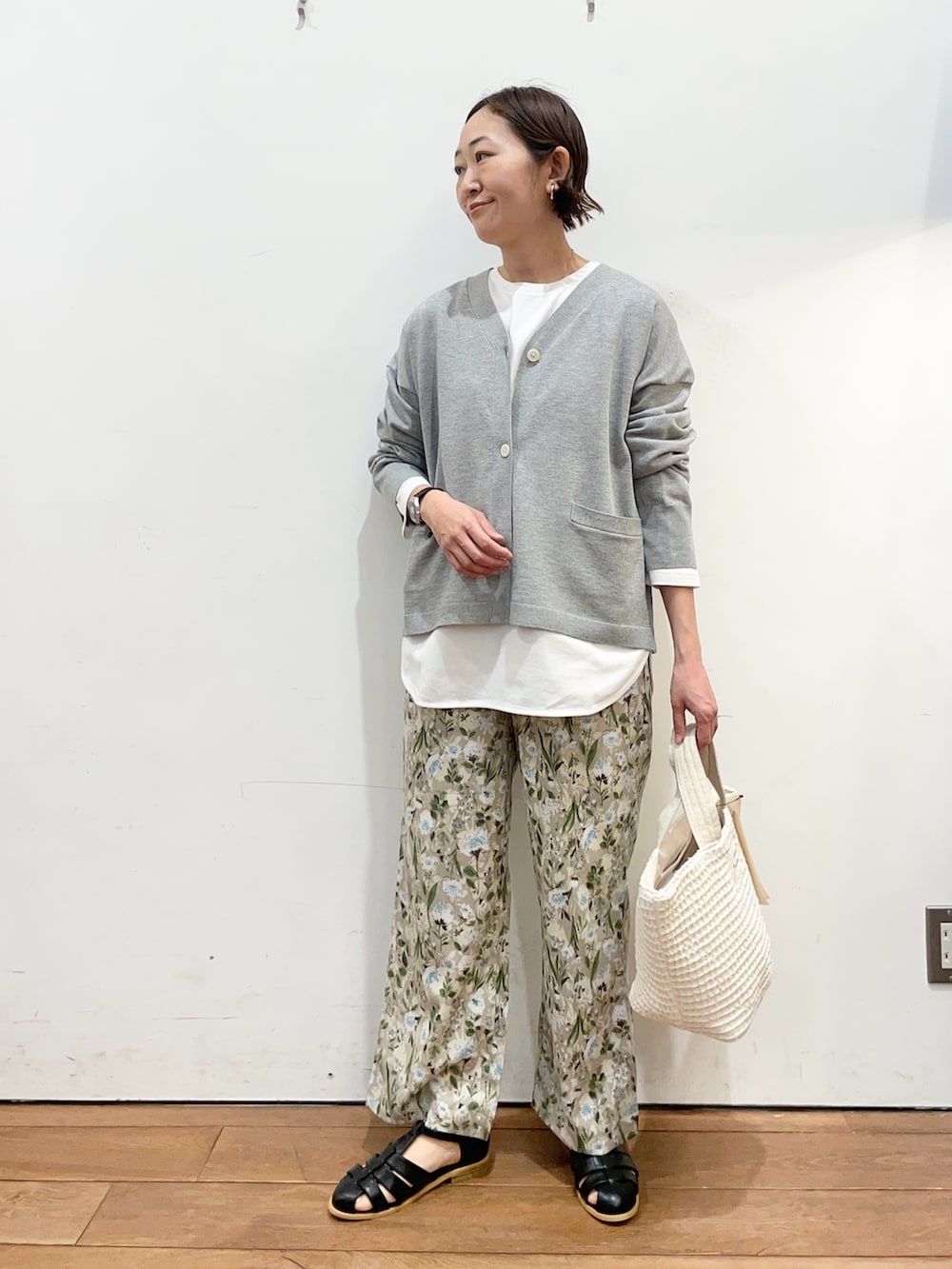 グレー系のカーディガン/ボレロ、ホワイト系のTシャツ/カットソー、ベージュ系のその他パンツを着用したレディースの春コーディネートの2枚目の写真