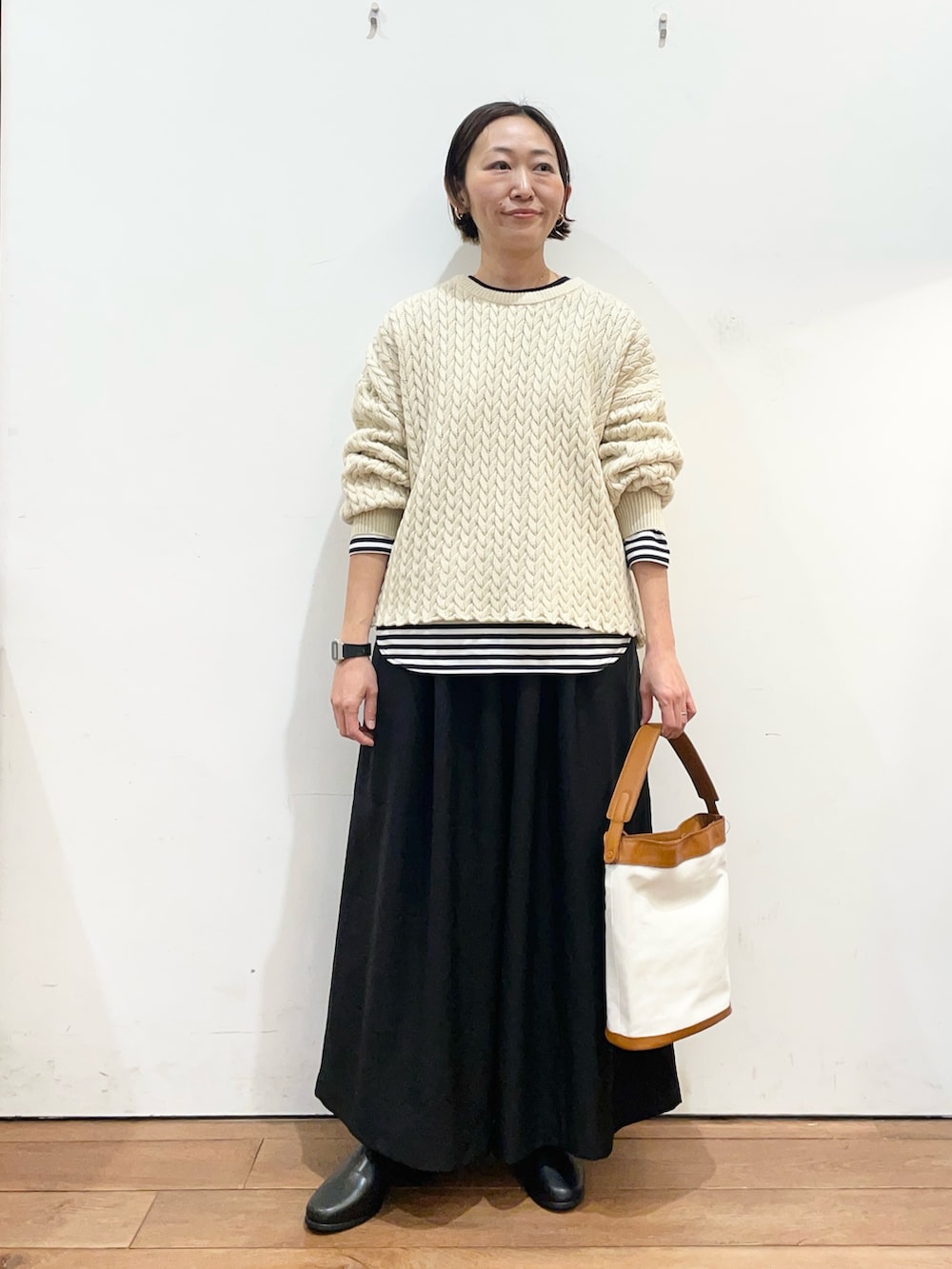 ベージュ系のニット/セーター、ホワイト系のTシャツ/カットソー、ブラック系のその他パンツを着用したレディースの冬コーディネートの2枚目の写真