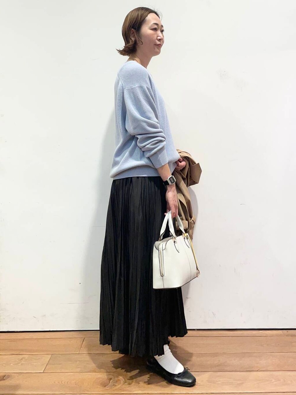 「大人カジュアル、urbanresearchdoors、ママコーデ、アーバンリサーチドアーズ、doors、低身長コーデ、30代、ママファッション、キレイめカジュアル、春アウターコーデ」｜「URBAN RESEARCH DOORSのコットン畦Vネックニット（ニット/セーター、ブルー系）」を使った、urd_nanakoさん（レディース・154cm）の春コーディネートの6枚目の写真