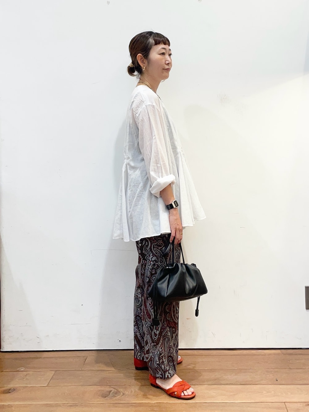 ホワイト系のシャツ/ブラウス、レッド系のその他パンツ、ブラック系のショルダーバッグを着用したレディースの夏コーディネートの4枚目の写真