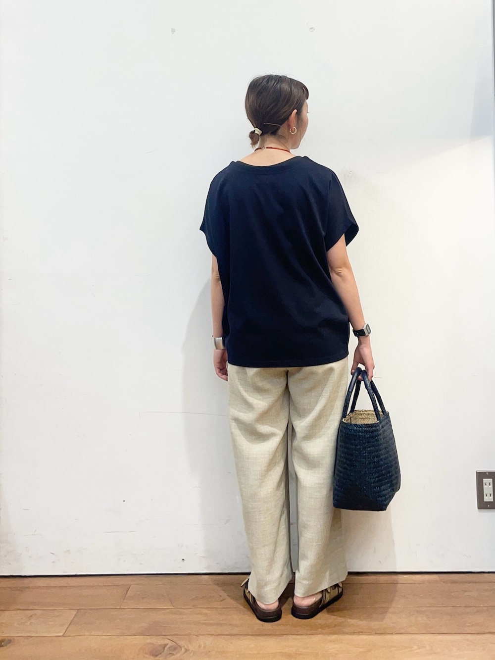 ブルー系のTシャツ/カットソー、ベージュ系のサンダル、ブルー系のトートバッグを着用したレディースの夏コーディネートの4枚目の写真