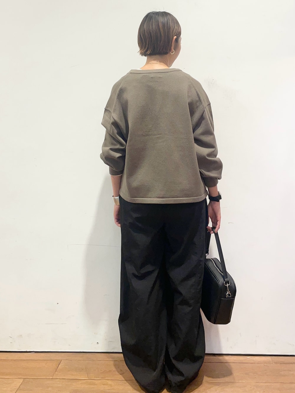 ホワイト系のTシャツ/カットソー、ブラック系のその他パンツ、ブラック系のショルダーバッグを着用したレディースの秋コーディネートの5枚目の写真
