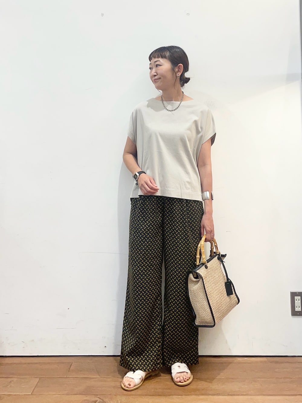 グレー系のTシャツ/カットソー、ブラック系のその他パンツ、ブラック系のショルダーバッグを着用したレディースの夏コーディネートの2枚目の写真
