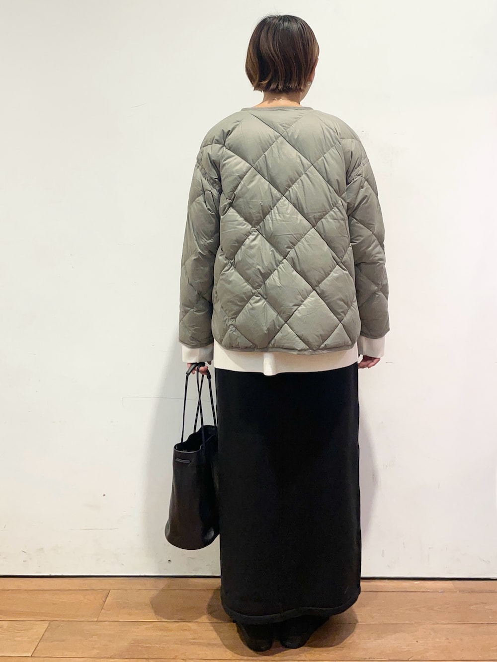 ブラック系のショルダーバッグ、レッド系のニット/セーター、グリーン系のその他アウターを着用したレディースの秋コーディネートの4枚目の写真