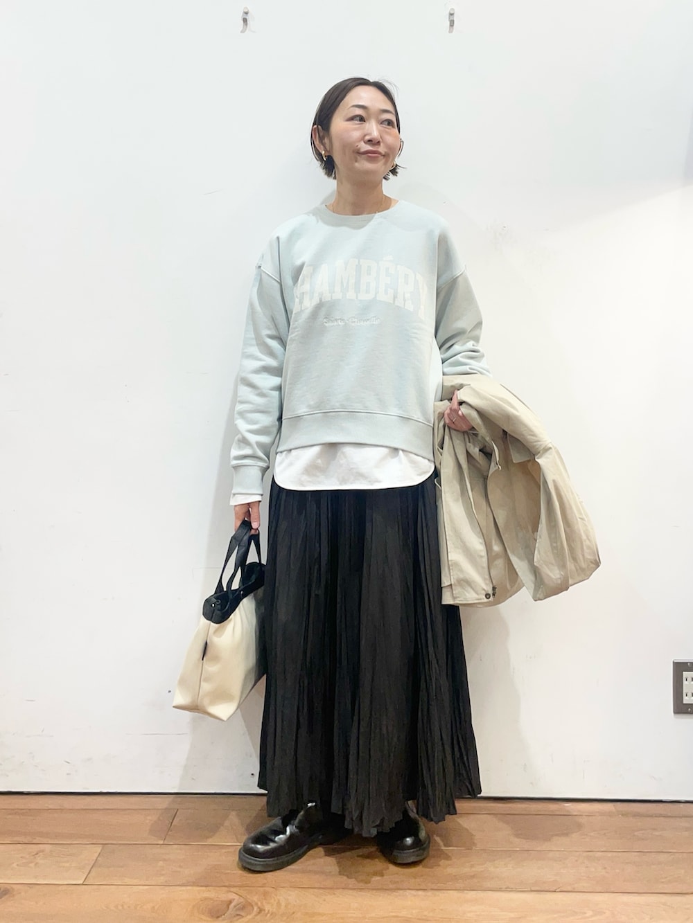 ベージュ系のその他アウター、グリーン系のスウェット、ホワイト系のTシャツ/カットソーを着用したレディースの春コーディネートの6枚目の写真