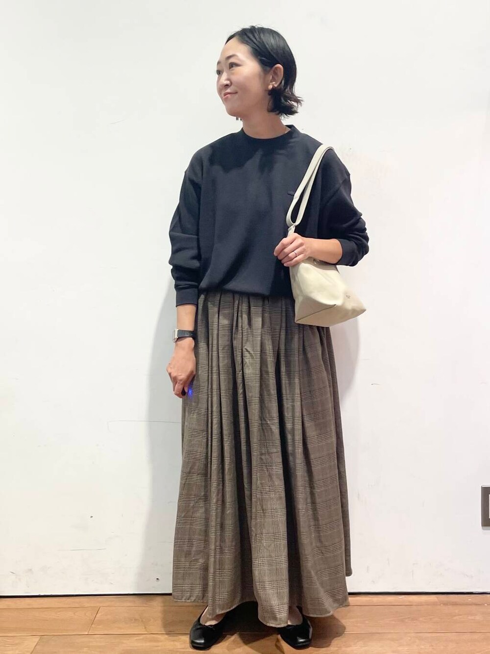 その他のスカート、ベージュ系のショルダーバッグ、ブラック系のTシャツ/カットソーを着用したレディースの秋コーディネートの5枚目の写真