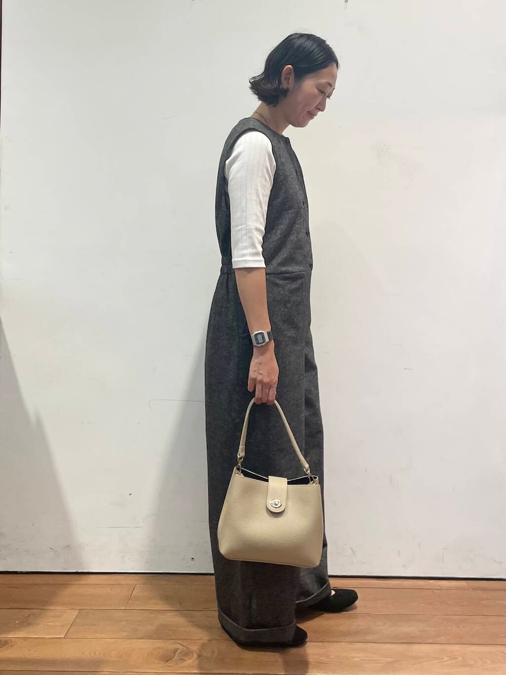 ブラック系のバレエシューズ、ホワイト系のTシャツ/カットソー、ベージュ系のショルダーバッグを着用したレディースの秋コーディネートの7枚目の写真