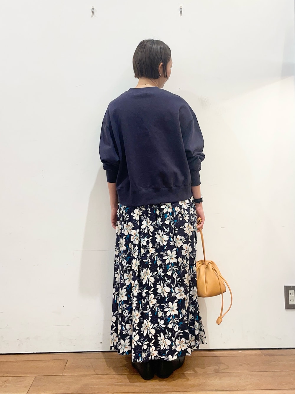 ブルー系のカーディガン/ボレロ、ブルー系のスカート、オレンジ系のショルダーバッグを着用したレディースの春コーディネートの5枚目の写真