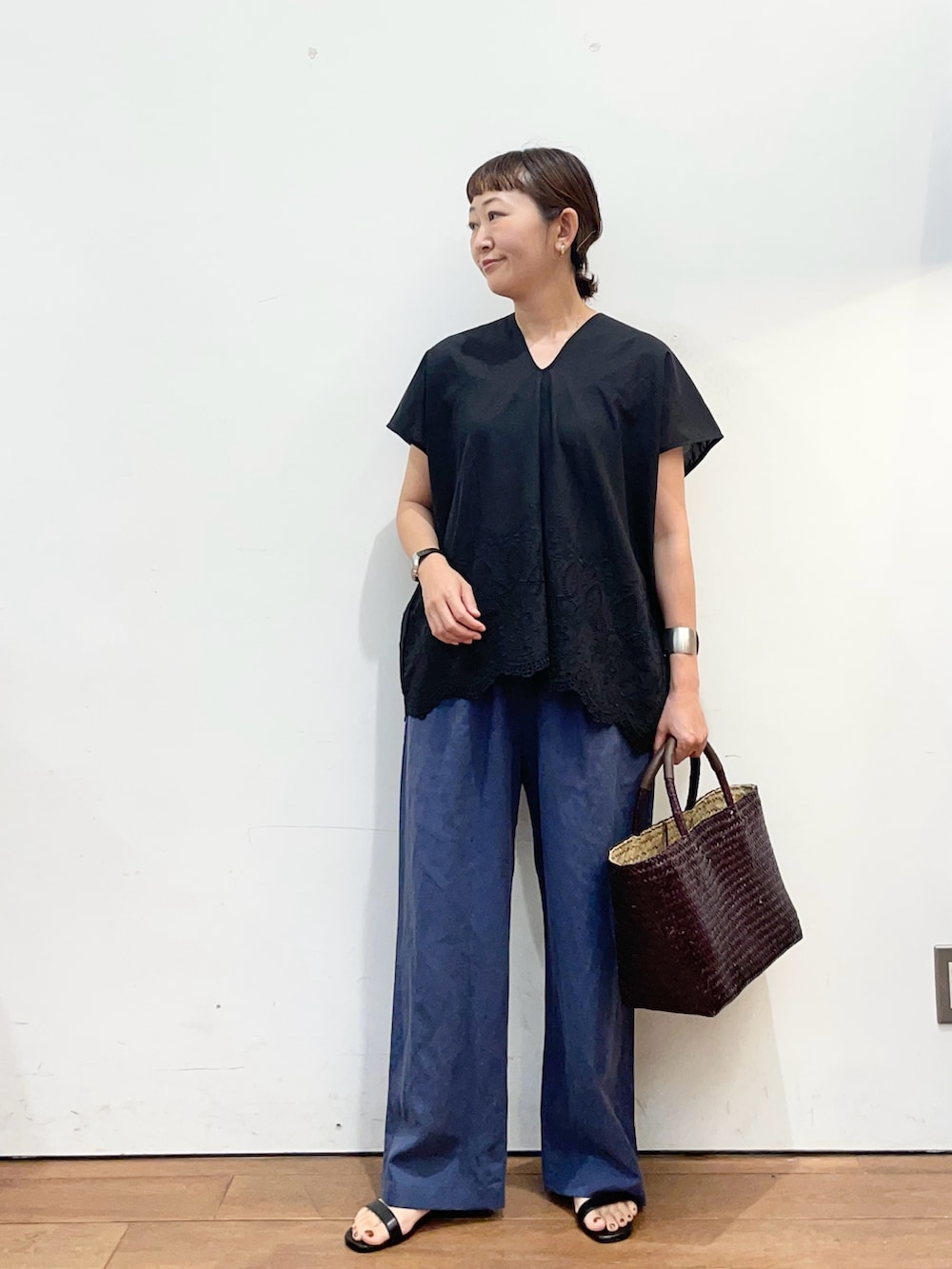 グレー系のシャツ/ブラウス、ブラウン系のトートバッグ、ブルー系のその他パンツを着用したレディースの夏コーディネートの2枚目の写真