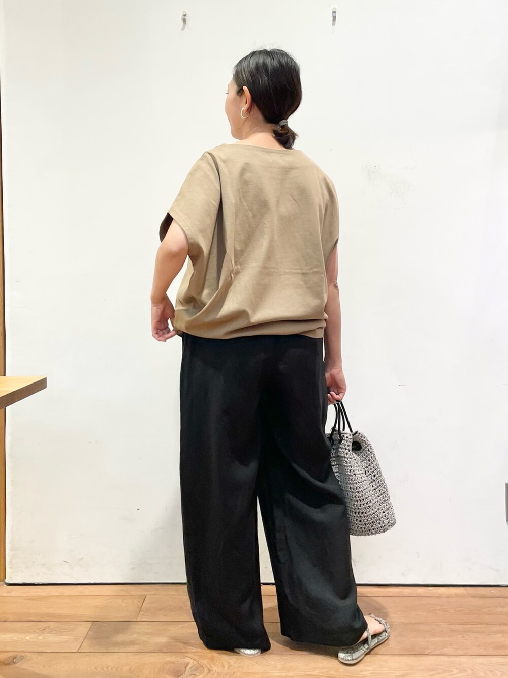 ベージュ系のTシャツ/カットソー、ブラック系のその他パンツ、グレー系のショルダーバッグを着用したレディースの夏コーディネートの3枚目の写真