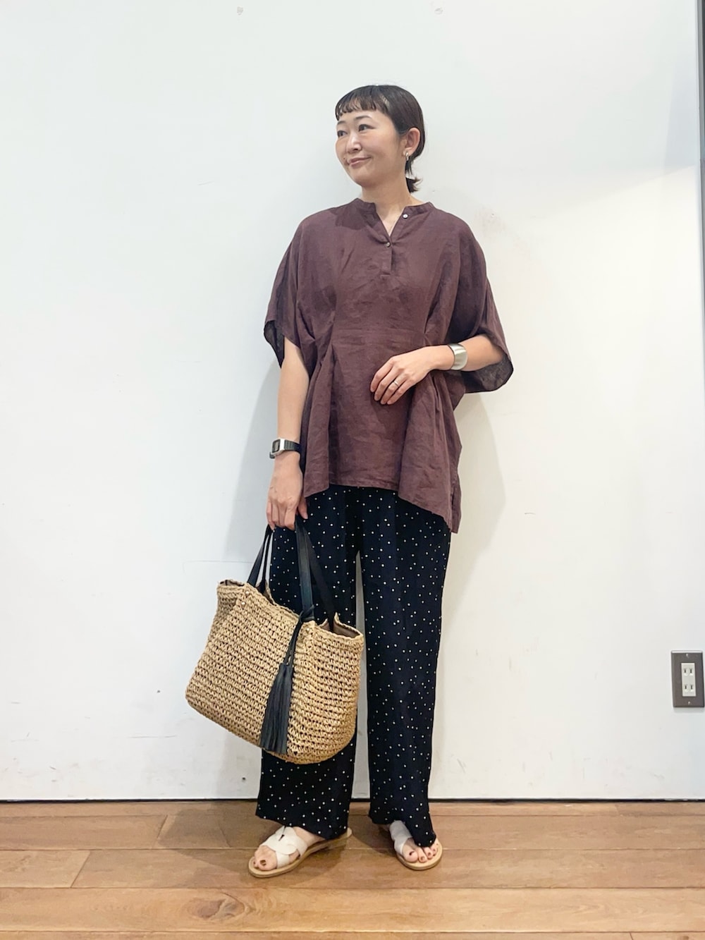 レッド系のシャツ/ブラウス、ホワイト系のサンダル、ブルー系のその他パンツを着用したレディースの夏コーディネートの2枚目の写真