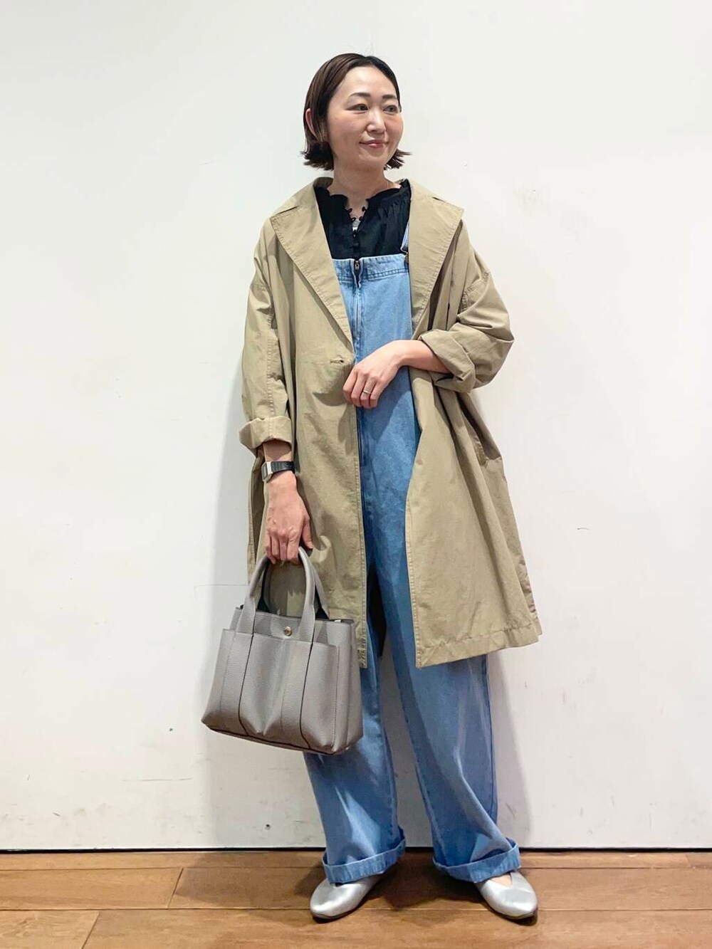 ブラック系のシャツ/ブラウス、グレー系のトートバッグ、ブルー系のサロペット/オーバーオールを着用したレディースの冬コーディネートの6枚目の写真