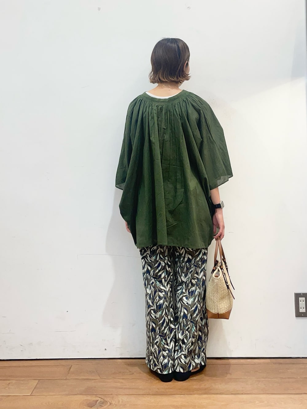 グリーン系のシャツ/ブラウス、グリーン系のその他パンツ、ブルー系のサンダルを着用したレディースの春コーディネートの4枚目の写真