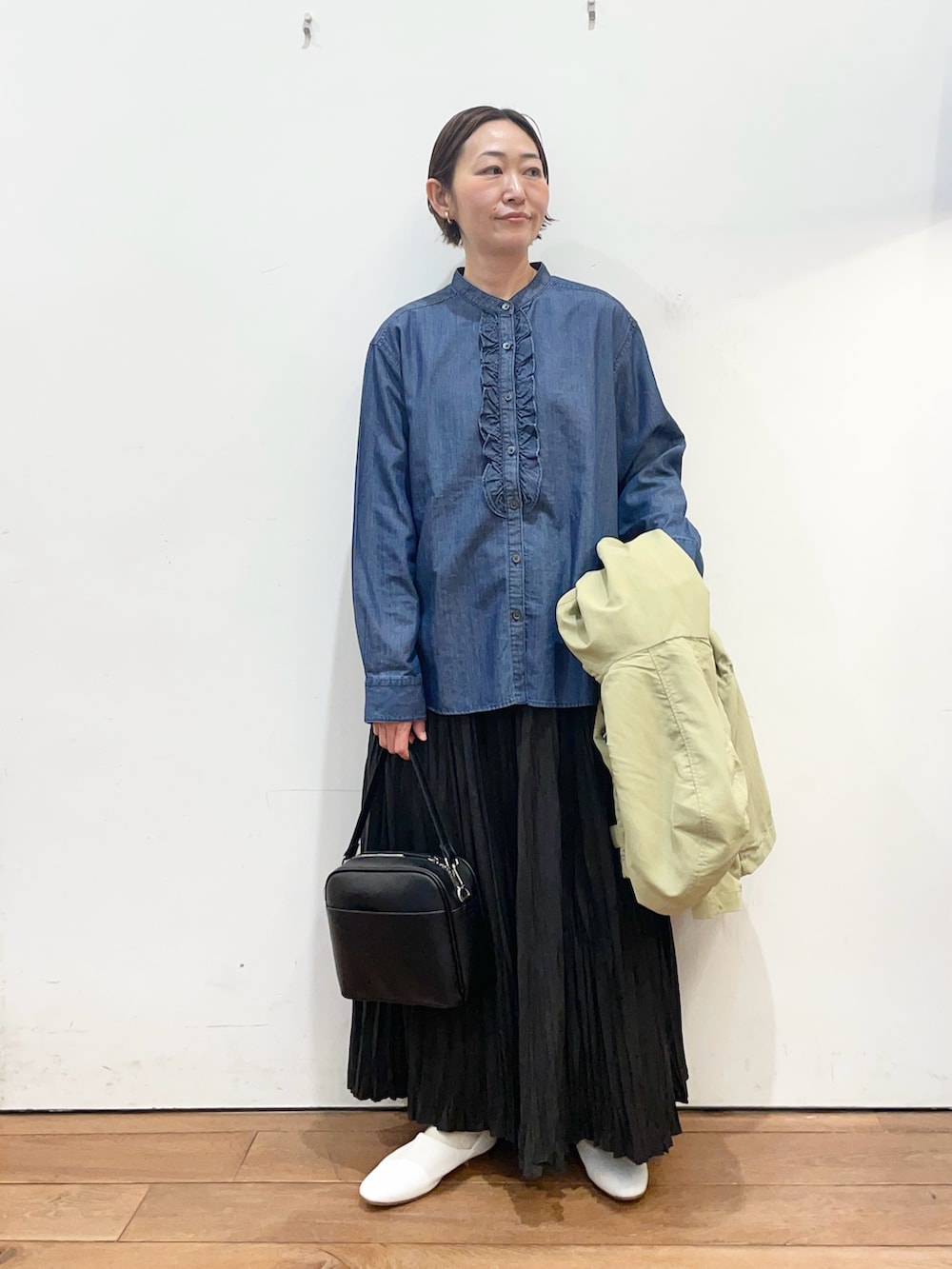 ブルー系のシャツ/ブラウス、グリーン系のマウンテンパーカー、ホワイト系のその他シューズを着用したレディースの春コーディネートの6枚目の写真