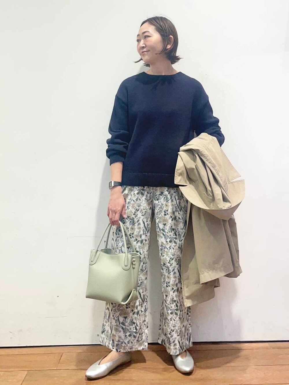 「大人カジュアル、urbanresearchdoors、ママコーデ、アーバンリサーチドアーズ、doors、低身長コーデ、30代、ママファッション、キレイめカジュアル、春アウターコーデ」｜「URBAN RESEARCH DOORSのVカットパンプス（パンプス、シルバー系）」を使った、urd_nanakoさん（レディース・154cm）の春コーディネートの6枚目の写真