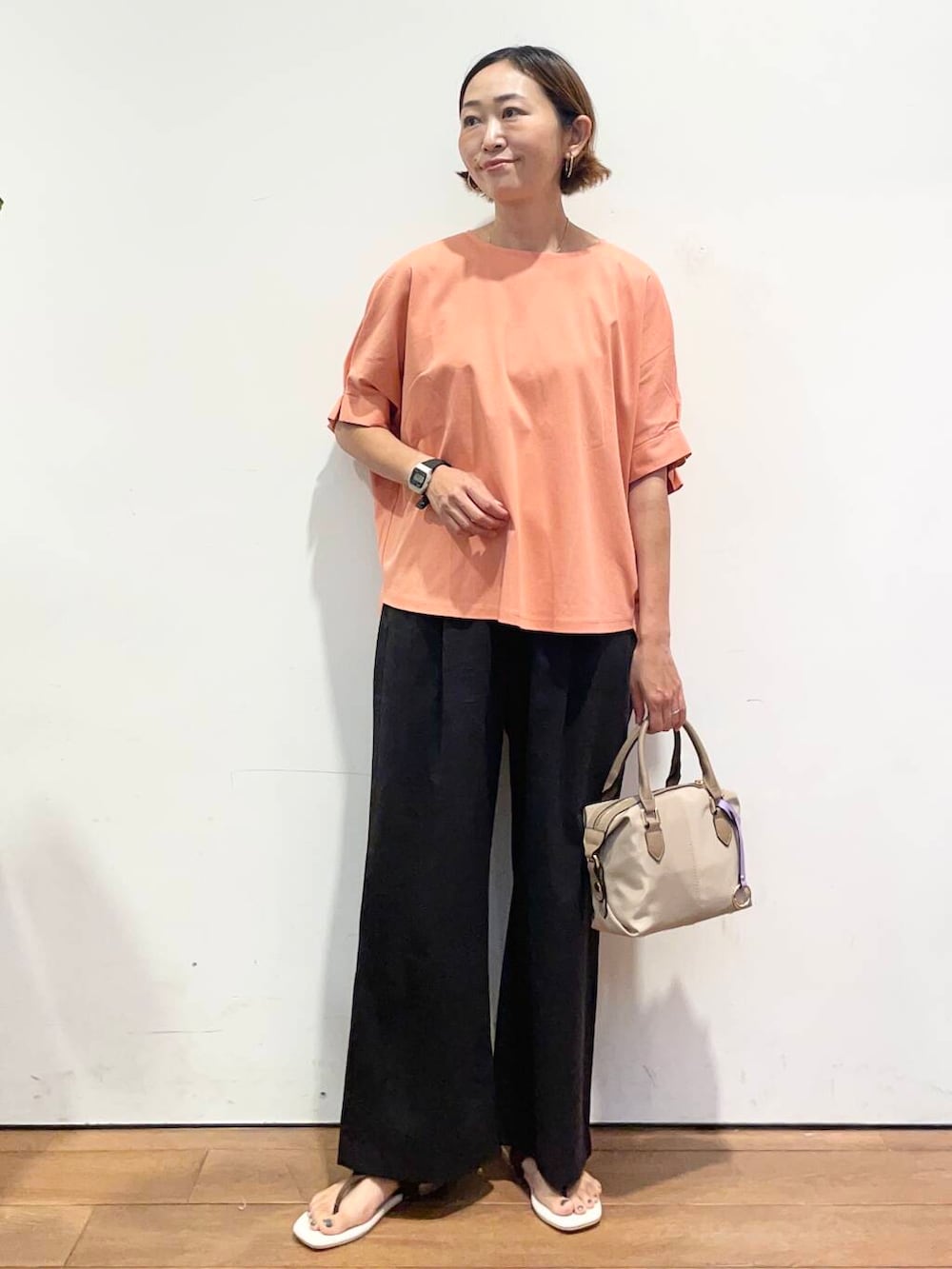 「大人カジュアル、urbanresearchdoors、ママコーデ、アーバンリサーチドアーズ、低身長コーデ、30代、ママファッション、キレイめカジュアル、きれいめ派のtシャツコーデ」|「URBAN RESEARCH DOORSの『再入荷』レーヨンコットンイージーパンツ(その他パンツ、ブラック系)」を使った、urd_nanakoさん(レディース・154cm)の夏コーディネートの2枚目の写真