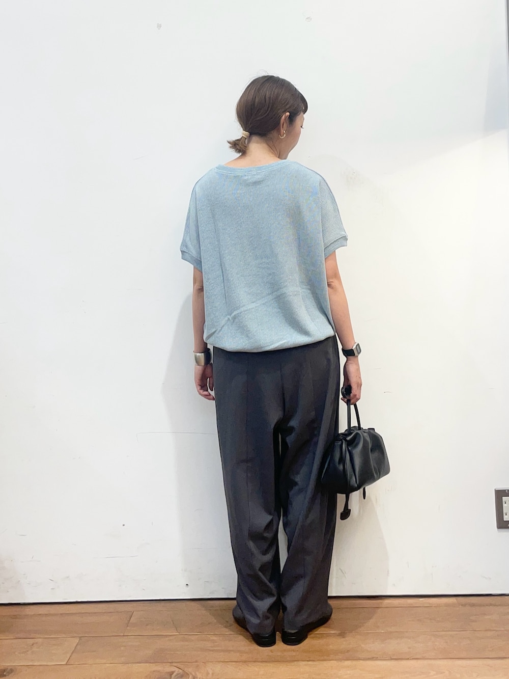 ブルー系のTシャツ/カットソー、ブラック系のその他シューズ、ブラック系のショルダーバッグを着用したレディースの夏コーディネートの4枚目の写真