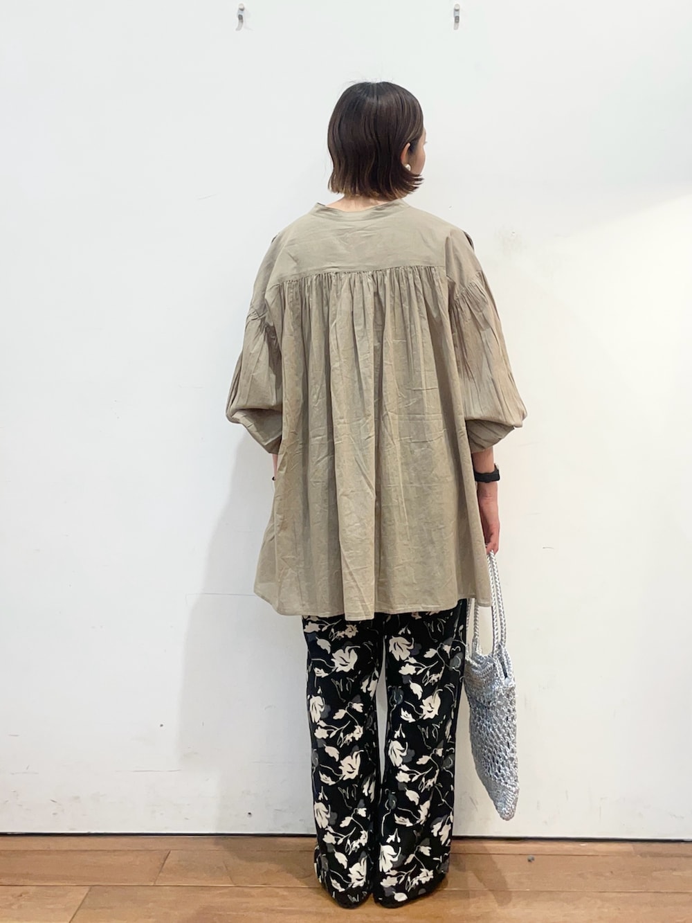 ベージュ系のシャツ/ブラウス、ブラック系のその他パンツ、ブラウン系のサンダルを着用したレディースの春コーディネートの4枚目の写真