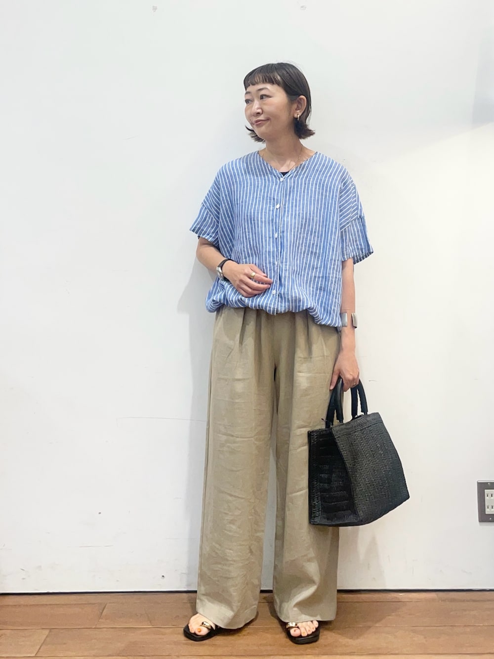 その他のシャツ/ブラウス、ブラック系のハンドバッグ、ブラック系のサンダルを着用したレディースの夏コーディネートの2枚目の写真