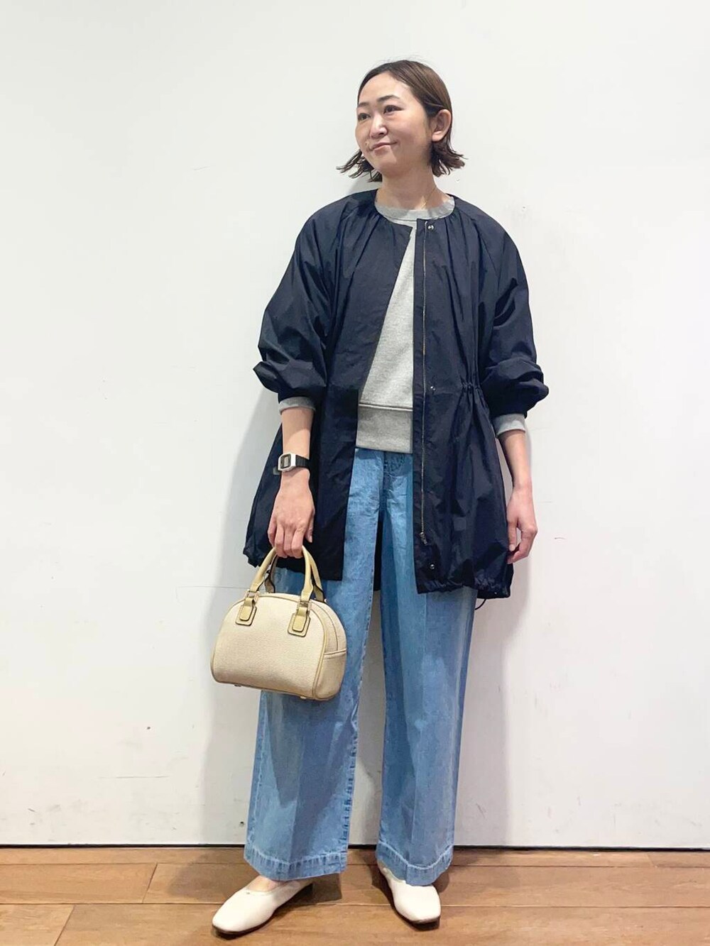 「大人カジュアル、urbanresearchdoors、ママコーデ、アーバンリサーチドアーズ、doors、低身長コーデ、30代、ママファッション、キレイめカジュアル、最旬スウェットコーデ」｜「URBAN RESEARCH DOORSのコンパクトラメスウェット（スウェット、グレー系）」を使った、urd_nanakoさん（レディース・154cm）の春コーディネートの3枚目の写真
