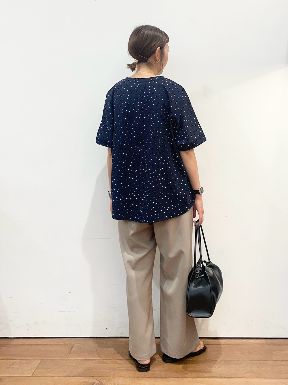 ブルー系のTシャツ/カットソー、ベージュ系のその他パンツ、ブラック系のトートバッグを着用したレディースの夏コーディネートの4枚目の写真