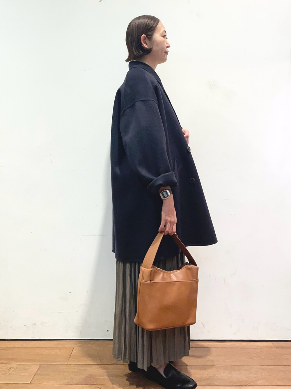 ブルー系のその他アウター、ホワイト系のスウェット、ベージュ系のスカートを着用したレディースの秋コーディネートの3枚目の写真