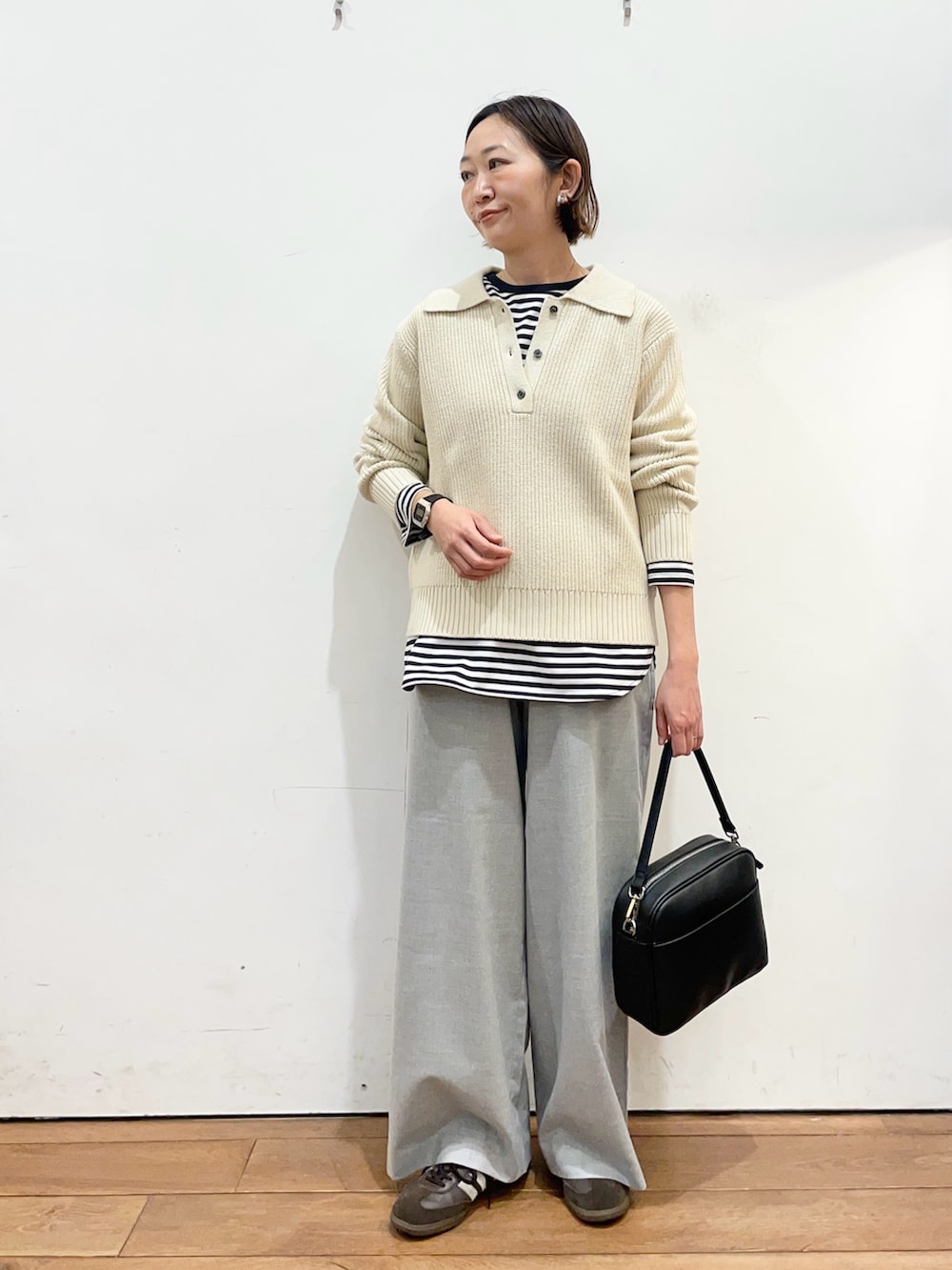 ホワイト系のニット/セーター、ホワイト系のTシャツ/カットソー、グレー系のその他パンツを着用したレディースの冬コーディネートの2枚目の写真