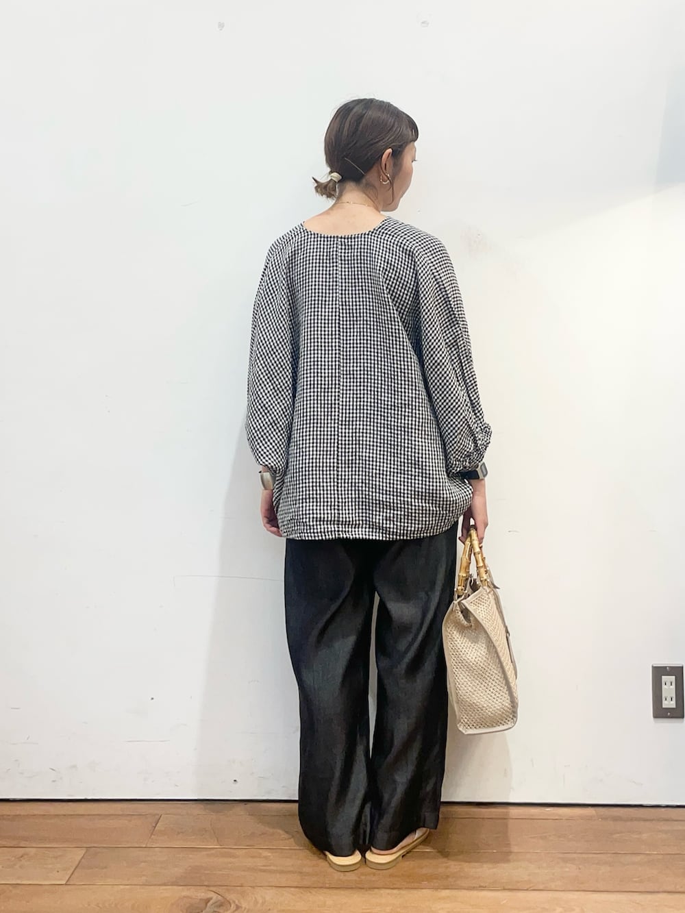 その他のシャツ/ブラウス、ブラック系のデニムパンツ、ベージュ系のショルダーバッグを着用したレディースの夏コーディネートの5枚目の写真