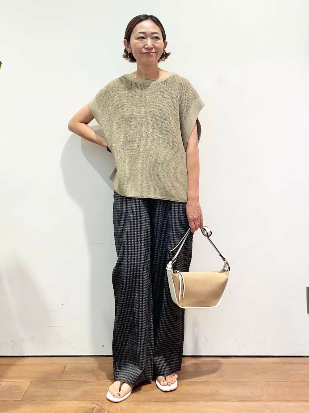 「大人カジュアル、urbanresearchdoors、ママコーデ、アーバンリサーチドアーズ、低身長コーデ、30代、ママファッション、キレイめカジュアル、洒落見えイージーパンツ×サンダル」|「MARCO BIANCHINIのMARCO BIANCHINI キャンバスレザーバッグ(ショルダーバッグ、ホワイト系)」を使った、urd_nanakoさん(レディース・154cm)の夏コーディネートの2枚目の写真