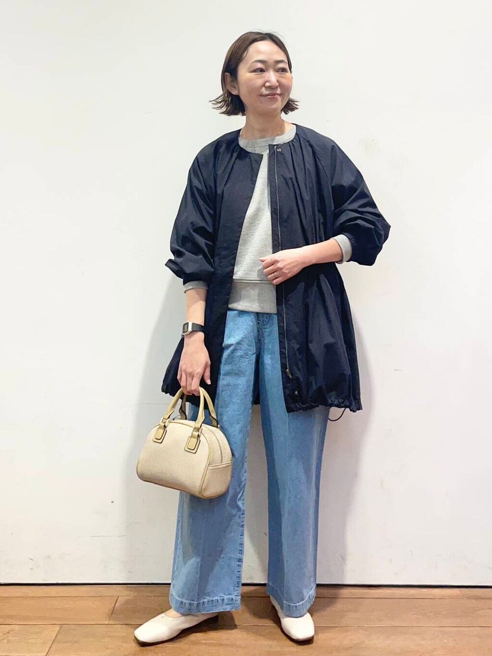 「大人カジュアル、urbanresearchdoors、ママコーデ、アーバンリサーチドアーズ、doors、低身長コーデ、30代、ママファッション、キレイめカジュアル、最旬スウェットコーデ」｜「URBAN RESEARCH DOORSのコンパクトラメスウェット（スウェット、グレー系）」を使った、urd_nanakoさん（レディース・154cm）の春コーディネートの2枚目の写真