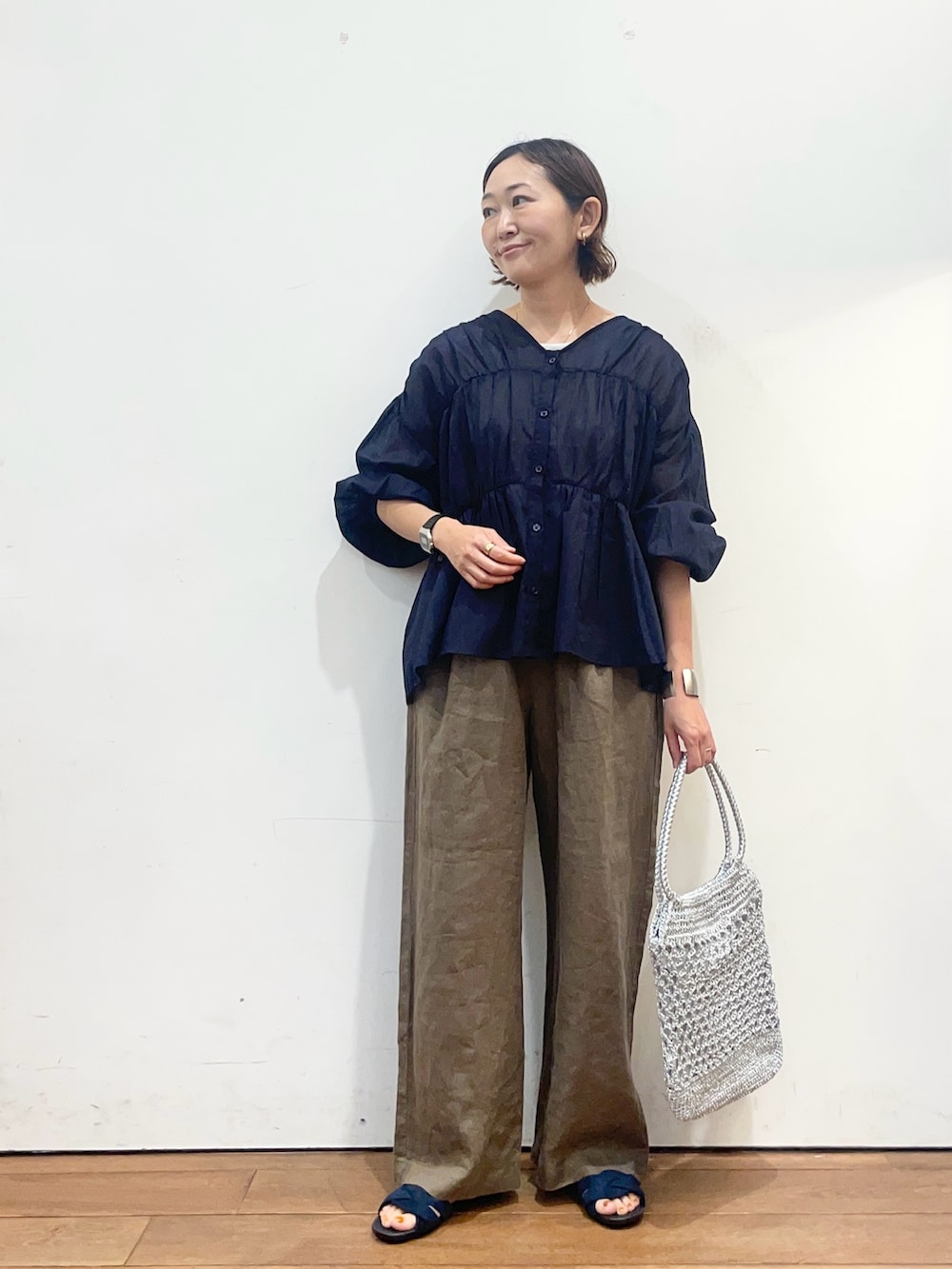 ブルー系のシャツ/ブラウス、ブルー系のサンダル、ブラウン系のその他パンツを着用したレディースの春コーディネートの2枚目の写真