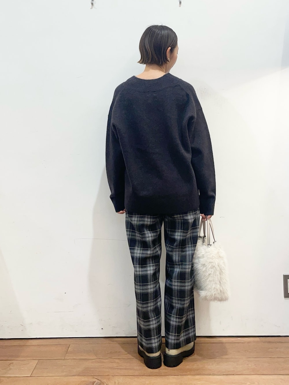 ブルー系のニット/セーター、ブルー系のその他パンツ、ベージュ系のブーツを着用したレディースの冬コーディネートの4枚目の写真