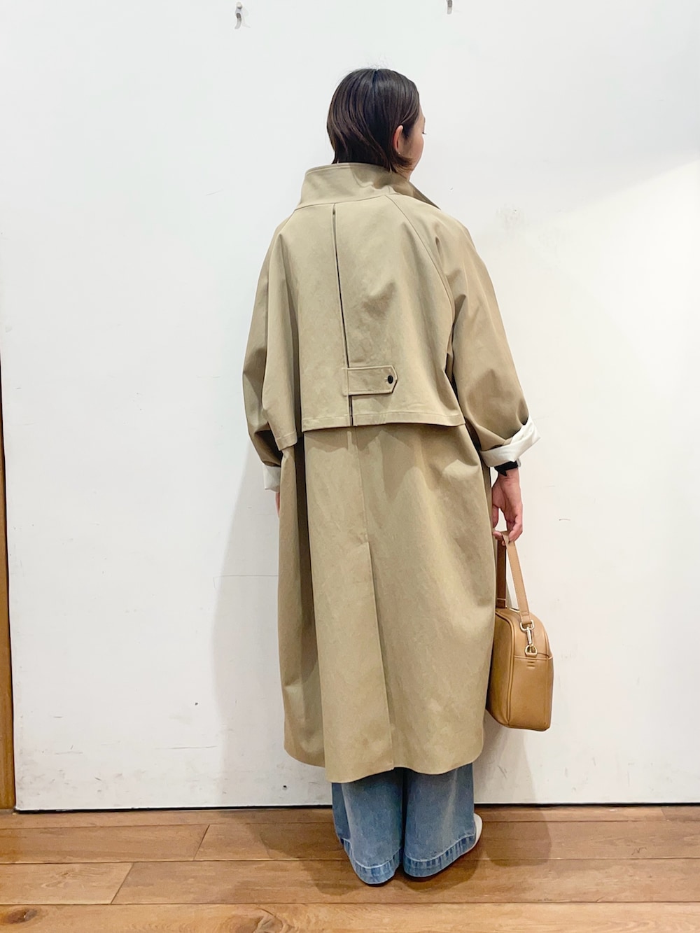 ベージュ系のその他アウター、ブルー系のニット/セーター、ブルー系のデニムパンツを着用したレディースの冬コーディネートの4枚目の写真