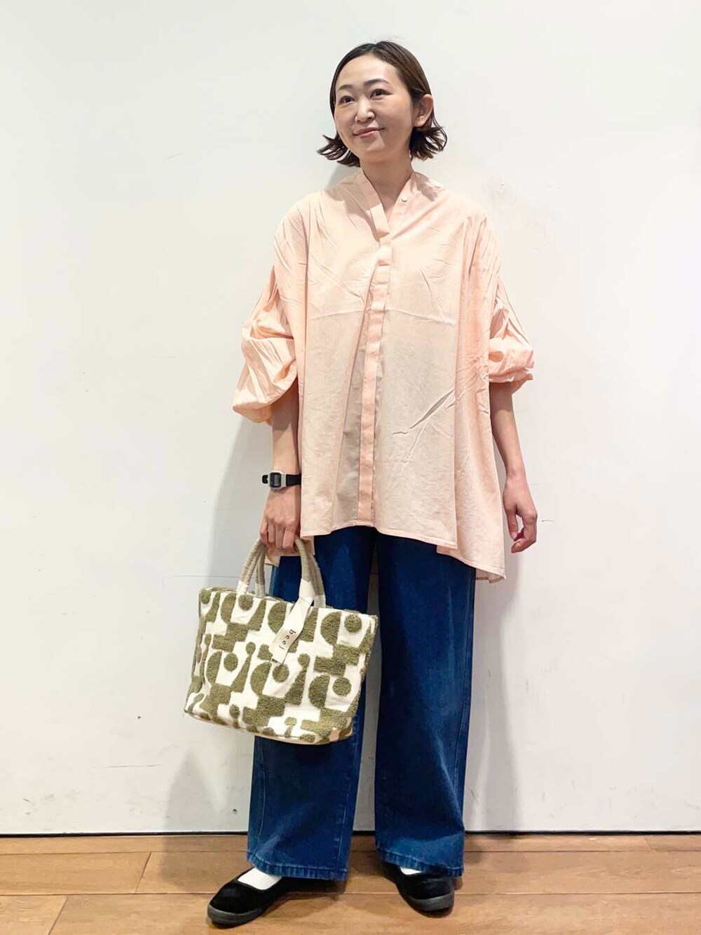 ブルー系のデニムパンツ、ピンク系のシャツ/ブラウスを着用したレディースの春コーディネートの2枚目の写真