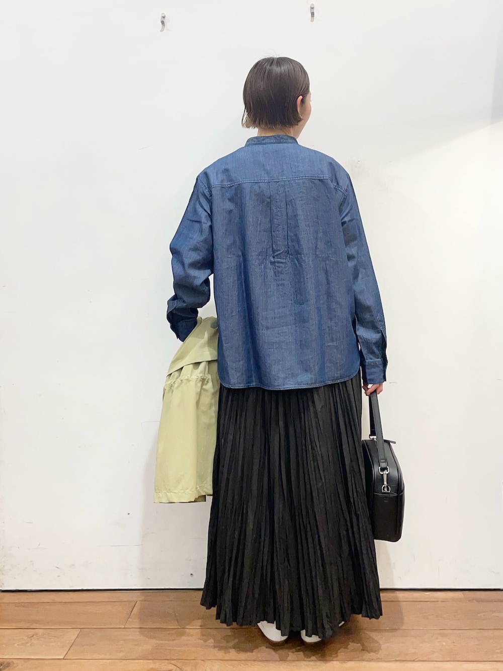 ブルー系のシャツ/ブラウス、グリーン系のマウンテンパーカー、ホワイト系のその他シューズを着用したレディースの春コーディネートの8枚目の写真