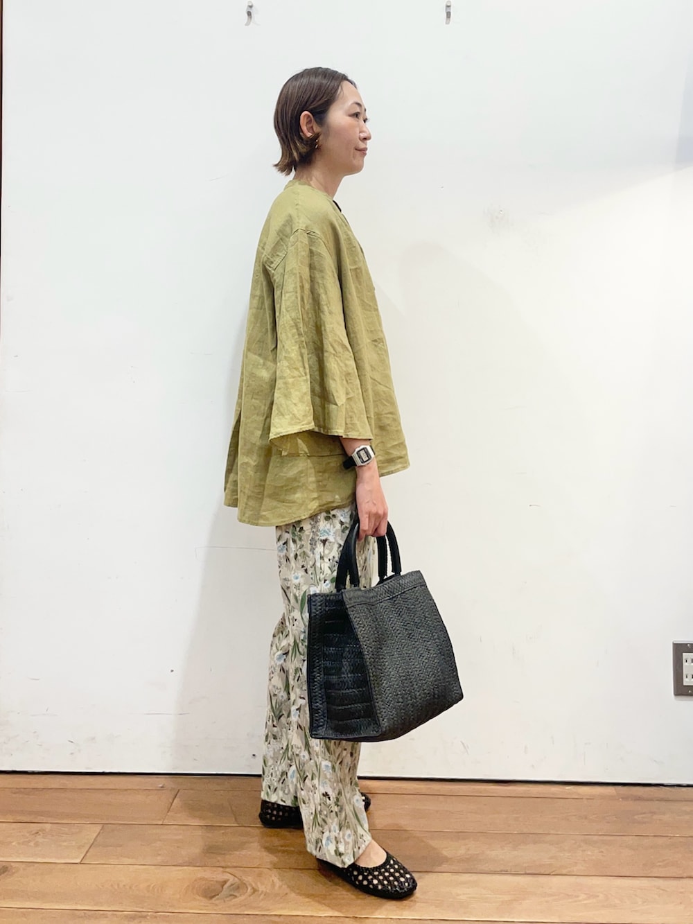 グリーン系のシャツ/ブラウス、ベージュ系のその他パンツ、ブラック系のサンダルを着用したレディースの春コーディネートの3枚目の写真