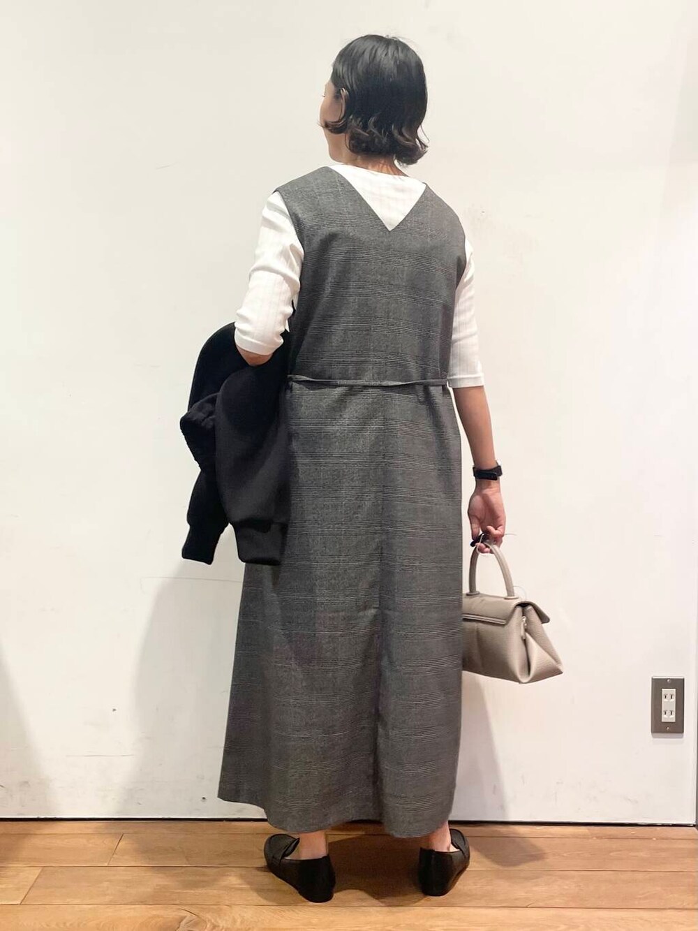 ベージュ系のショルダーバッグ、ホワイト系のTシャツ/カットソー、その他のワンピースを着用したレディースの秋コーディネートの10枚目の写真