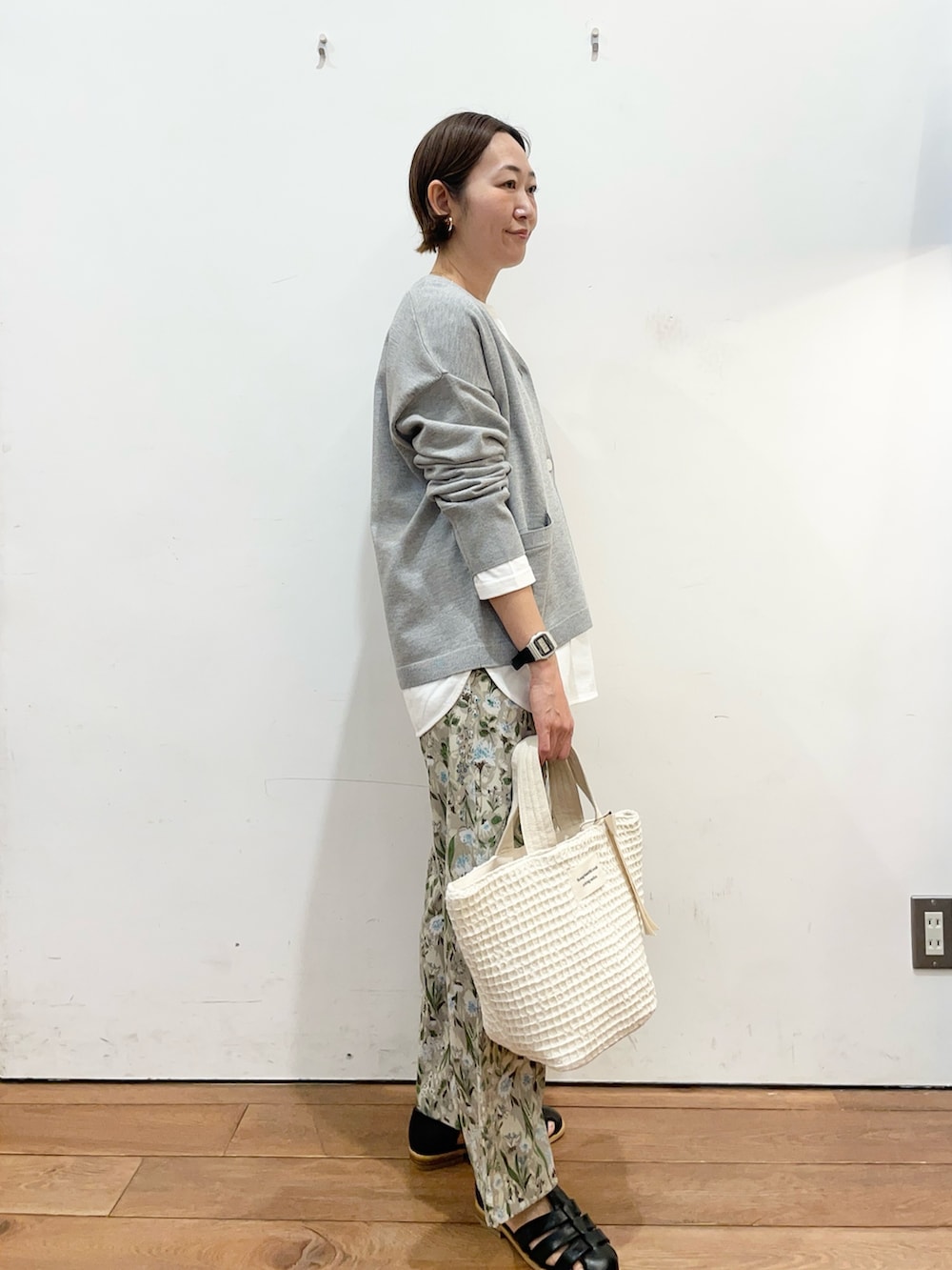 グレー系のカーディガン/ボレロ、ホワイト系のTシャツ/カットソー、ベージュ系のその他パンツを着用したレディースの春コーディネートの3枚目の写真