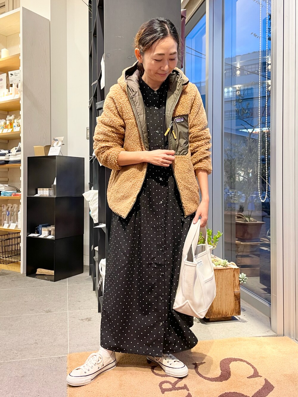 「アーバンリサーチドアーズ、アーバン リサーチ ドアーズ(URBAN RESEARCH DOORS)、URBAN RESEARCH DOORS、URBAN RESEARCH DOORS WOMENS、パタゴニア、patagonia、ママコーデ、ドット、ワンピース、大人カジュアル、おしゃれさんと繋がりたい」｜「patagoniaのpatagonia Boys’ Reversible Ready Freddy Hoody（その他、その他）」を使った、urd_nanakoさん（レディース・154cm）の秋コーディネートの3枚目の写真