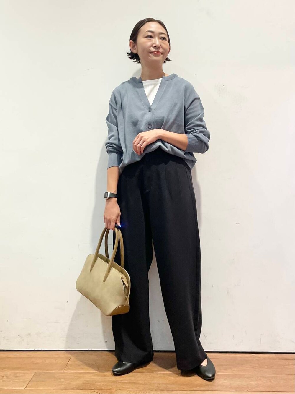 ブラック系のパンプス、ベージュ系のハンドバッグ、ホワイト系のTシャツ/カットソーを着用したレディースの秋コーディネートの6枚目の写真