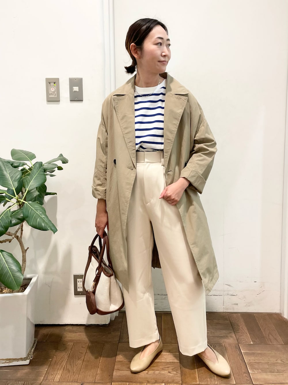 ブルー系のTシャツ/カットソー、ホワイト系のその他パンツ、ベージュ系のパンプスを着用したレディースの冬コーディネートの2枚目の写真