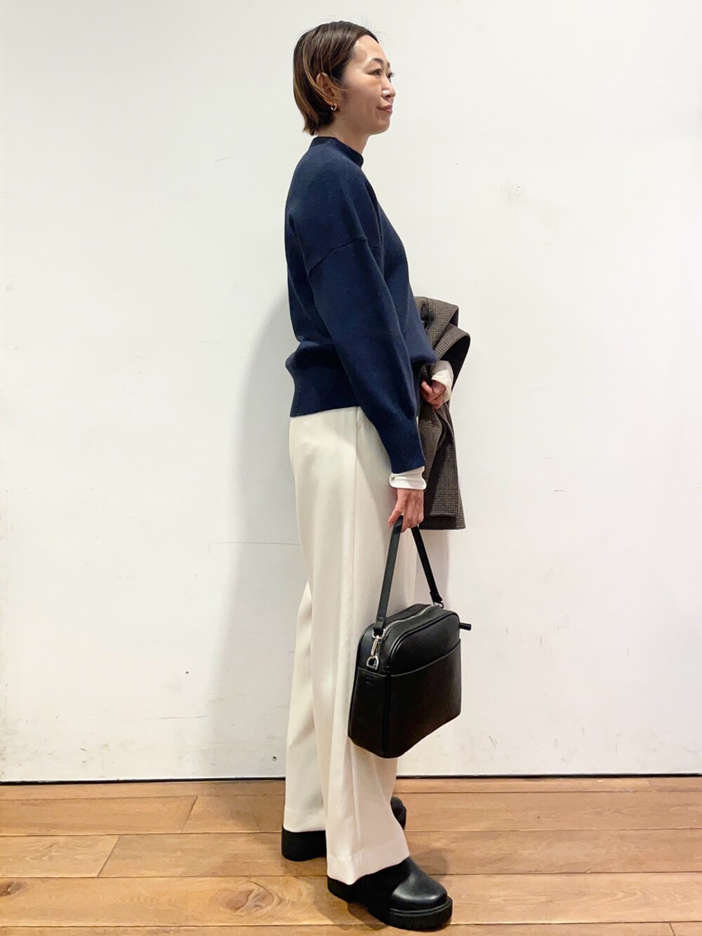 ブルー系のニット/セーター、その他のその他アウター、ブラック系のブーツを着用したレディースの秋コーディネートの8枚目の写真