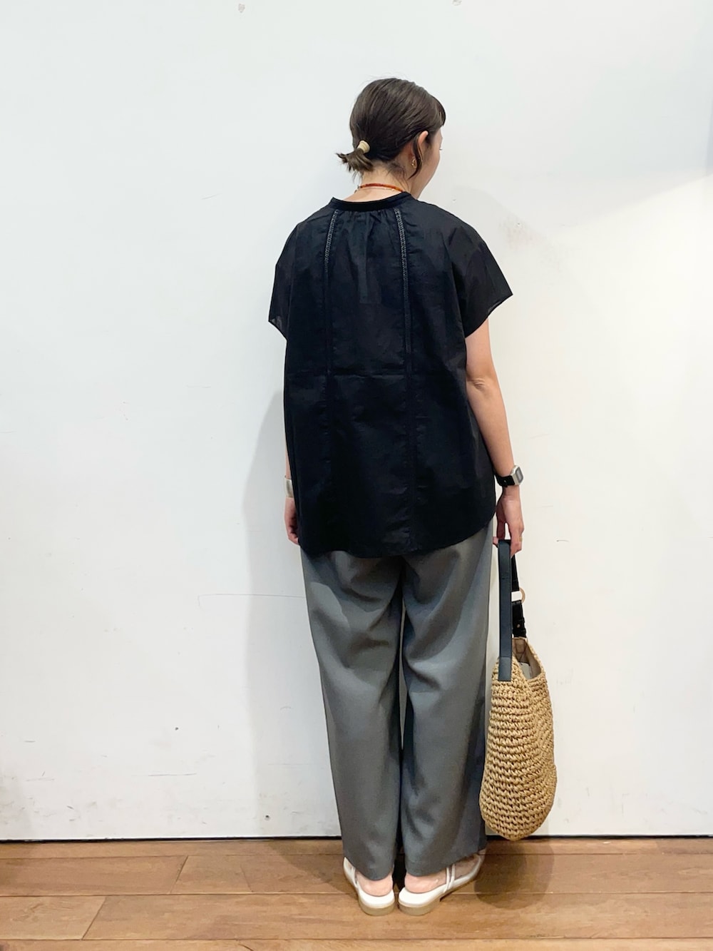 ブラック系のシャツ/ブラウス、グレー系のサンダル、グレー系のその他パンツを着用したレディースの夏コーディネートの5枚目の写真