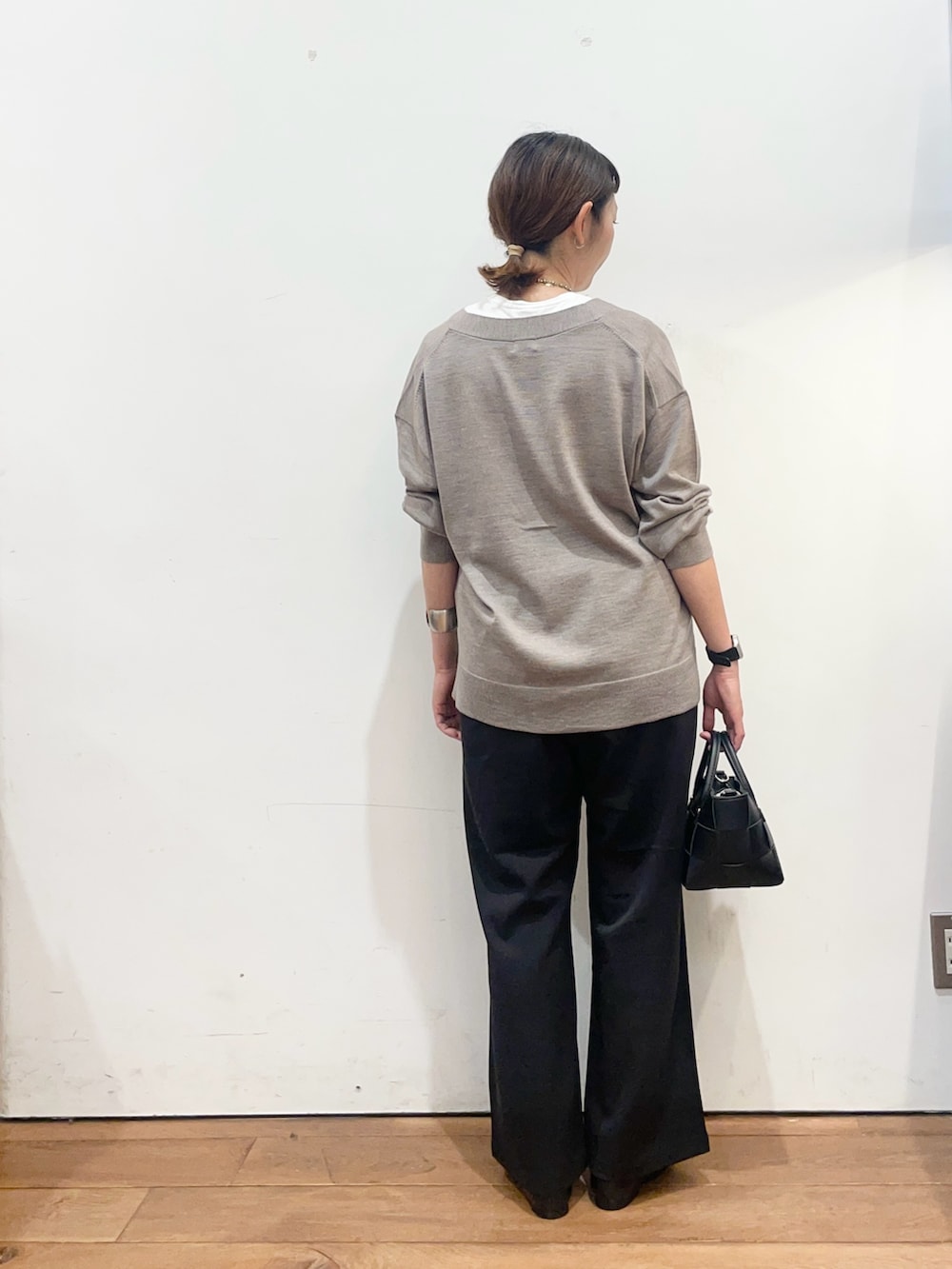 ブラック系のスリッポン、ブラック系のその他パンツ、ブラック系のハンドバッグを着用したレディースの秋コーディネートの4枚目の写真