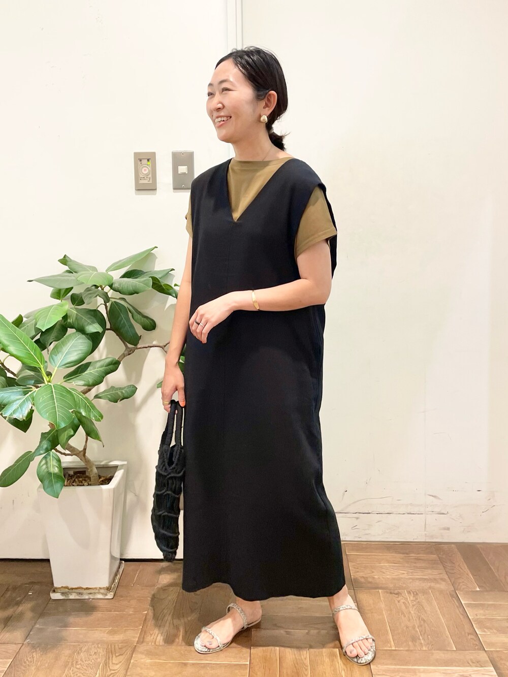 ブラック系のワンピース、ブラウン系のTシャツ/カットソー、グレー系のサンダルを着用したレディースの夏コーディネートの4枚目の写真