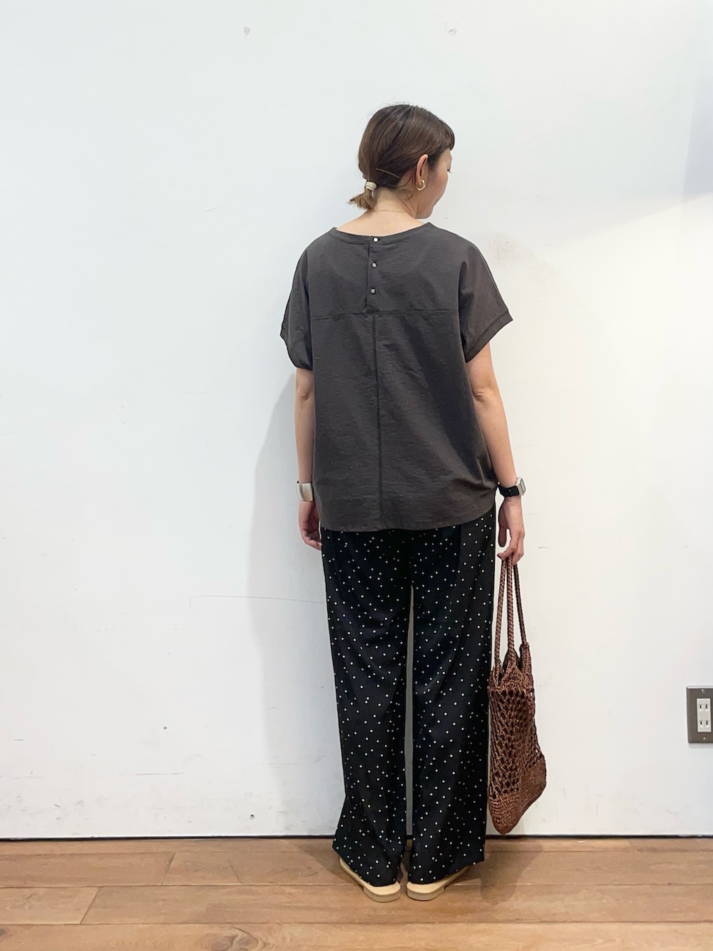 グレー系のTシャツ/カットソー、ブラウン系のサンダル、ブラック系のその他パンツを着用したレディースの夏コーディネートの4枚目の写真