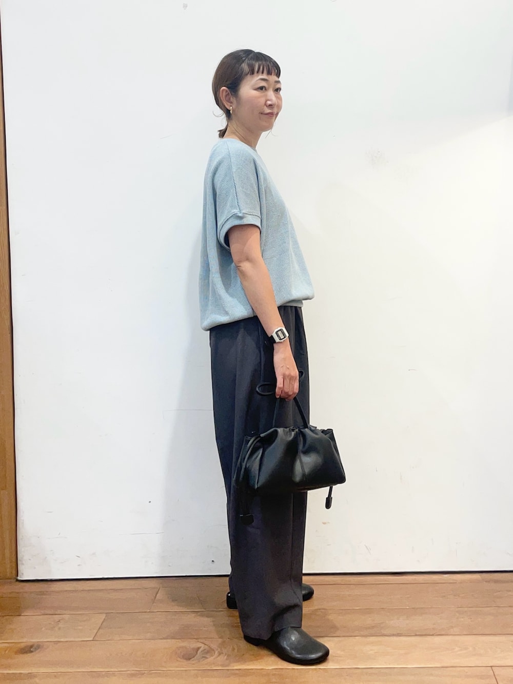 ブルー系のTシャツ/カットソー、ブラック系のその他シューズ、ブラック系のショルダーバッグを着用したレディースの夏コーディネートの3枚目の写真