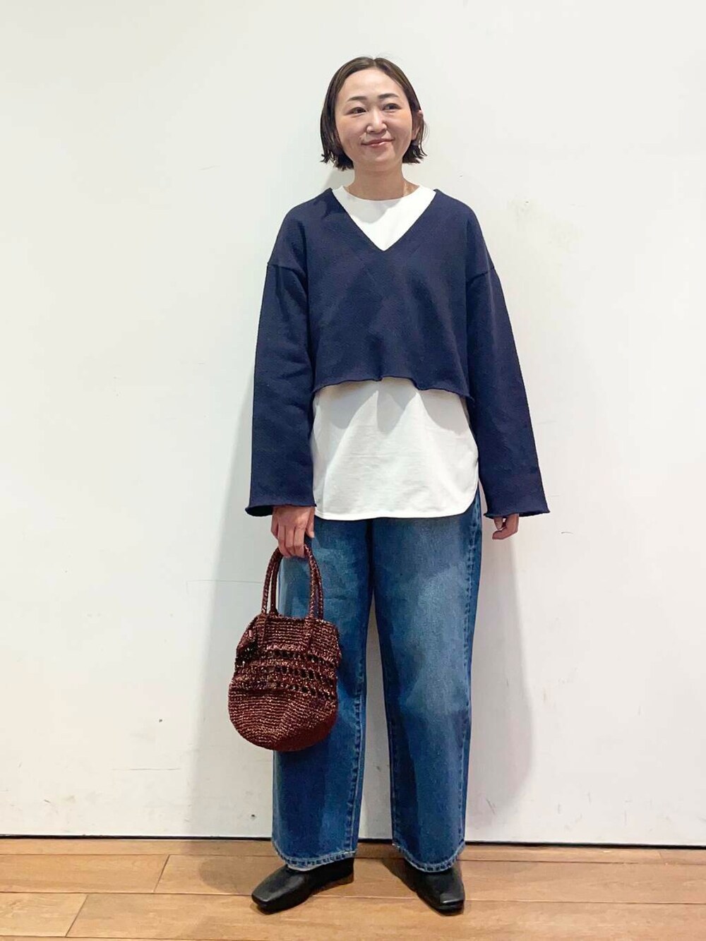 ブルー系のデニムパンツ、ホワイト系のTシャツ/カットソー、ブルー系のTシャツ/カットソーを着用したレディースの春コーディネートの2枚目の写真