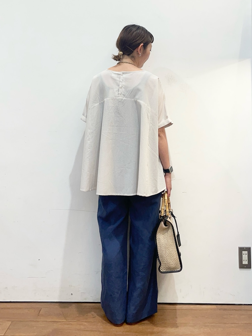 グレー系のシャツ/ブラウス、ベージュ系のバレエシューズ、ブルー系のその他パンツを着用したレディースの夏コーディネートの4枚目の写真