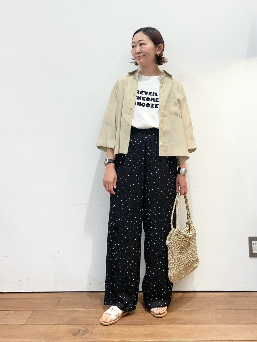 ベージュ系のシャツ/ブラウス、その他のTシャツ/カットソー、ブラック系のその他パンツを着用したレディースの夏コーディネートの3枚目の写真